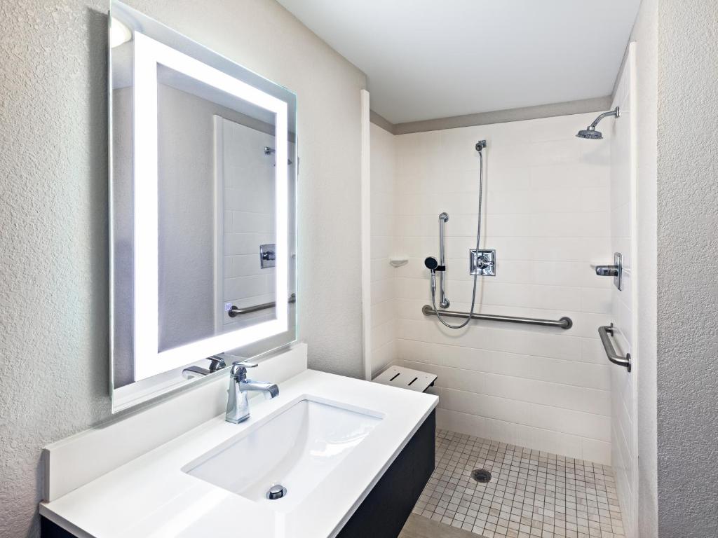 Room image 4